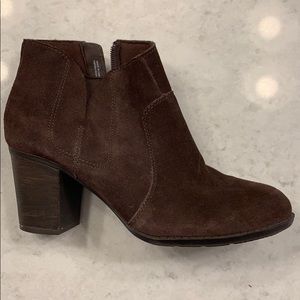 NEVER WORN Brown Suede Clarks Booties